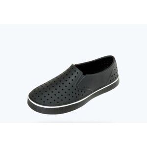 Native Miles silp on shoes black M5 W7